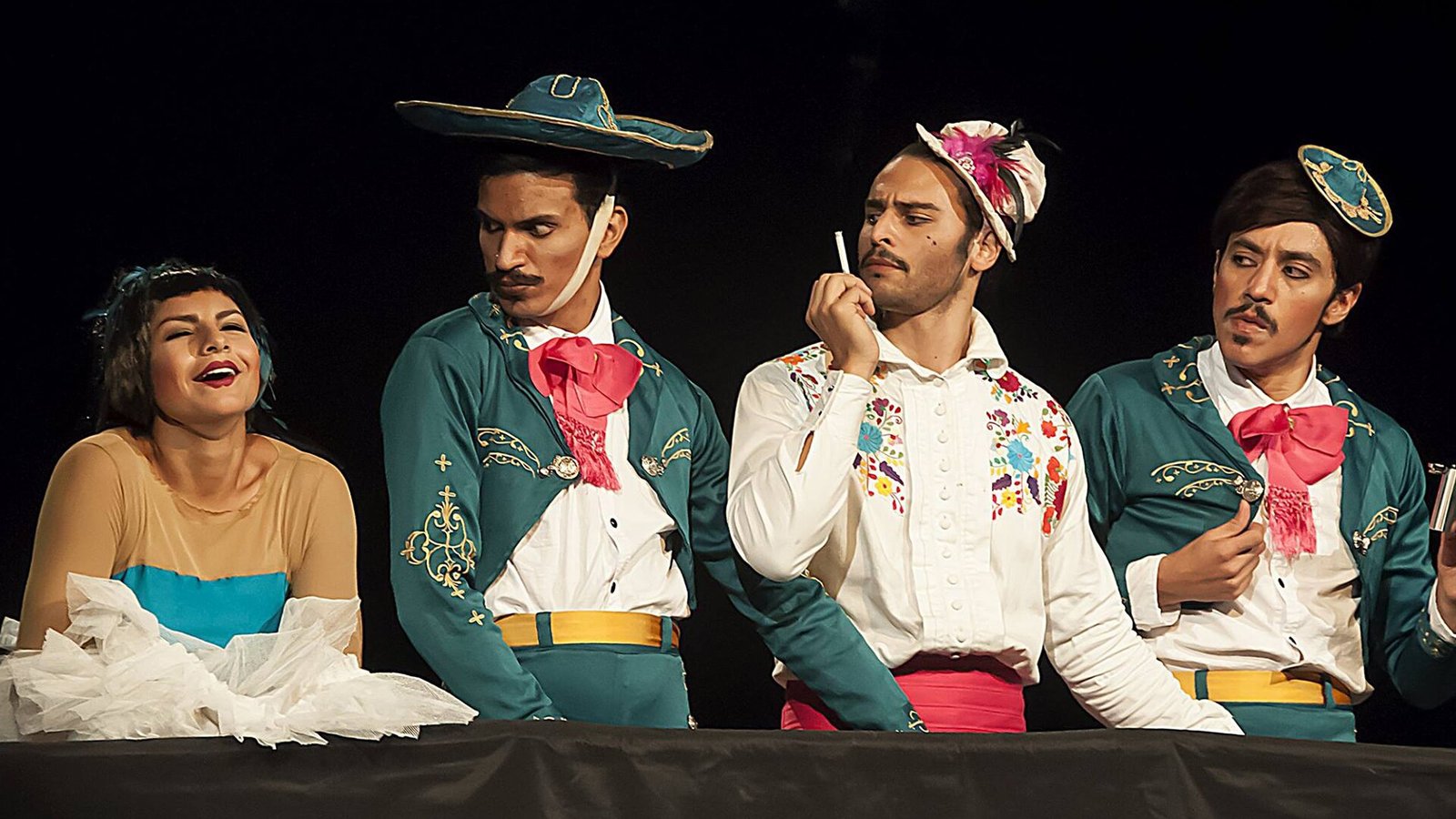 Integrantes da Cia. Cabaret Capricho em cena com figurinos inspirados no folclore mexicano